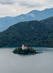 Isla con iglesia en el lago en Bled