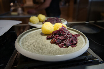 Entenbrust auf Maronen Rotkohl, Kartoffelklöße und Sauerkirschjus, La Vida Local Produktbild