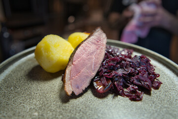 Entenbrust auf Maronen Rotkohl, Kartoffelklöße und Sauerkirschjus, La Vida Local Produktbild