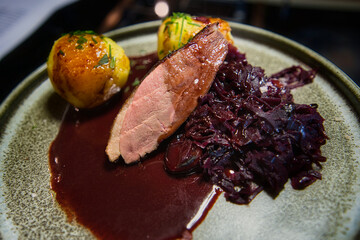 Entenbrust auf Maronen Rotkohl, Kartoffelkl&ouml;&szlig;e und Sauerkirschjus, La Vida Local Produktbild