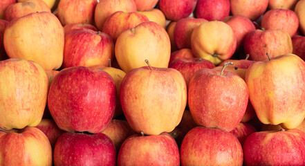 Fototapeta na wymiar A closeup of fresh red and yellow texture apples on display