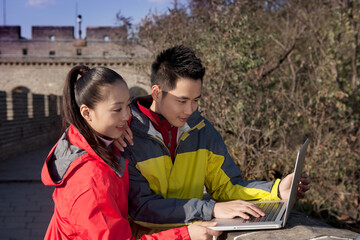 Young couples in the Great Wall tourism in computer