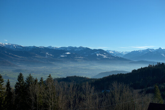 Blick über das österreichische und schweizer Rheintal von Gais in der Schweiz 18.12.2020 © Robert