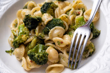 Piatto di orecchiette con broccoli e peperoncino, Cucina Italiana
