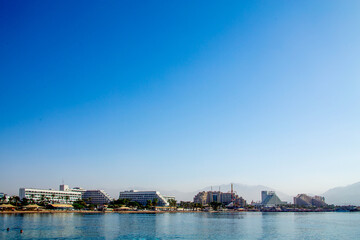 Fototapeta premium Eilat, Israel - Oktober 23, 2020: Panoramic view of the central public beach of Eilat - the famous resort city of Israel