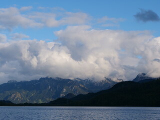 Der Weißensee bei Füssen im Allgäu an den bayerischen Alpen
