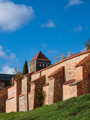 Blick auf die Nikolaikirche und Stadtmauer in der Hansestadt Rostock