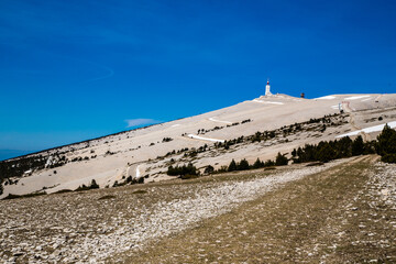 Le Mont Ventoux au début du printemps, chemin d'accès au sommet pour les randonneurs et route en...