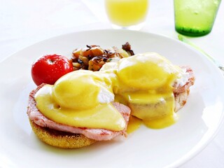 ハワイのホテルのエッグベネディクト