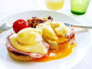 ハワイのエッグベネディクトの卵を割ったところ