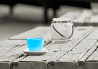 Colorkey, Tasse auf dem Tisch einer Strandbar in Magdeburg