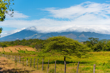 Llanura en las faldas del volcán Miravalles en Guanacaste Costa Rica © STOCKEROcr