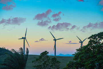 Espectacular atardecer en un parque eólico en Guanacaste de Costa Rica