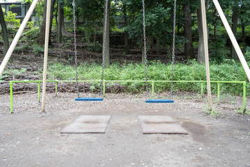 人気のない公園にある、青いブランコ