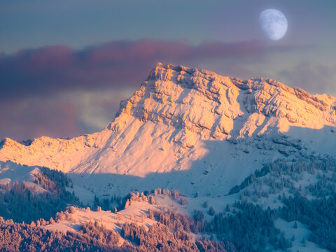 Sunset view of the iconic Speer peak from the shores of the upper Zurich Lake (Obersee), Rapperswil-Jona, St. Gallen, Switzerland