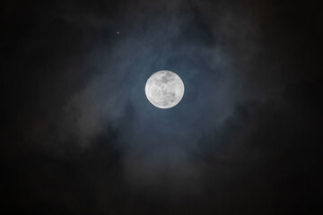 Luna llena en un dia nublado