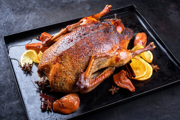Traditionelle geröstete Weihnacht Ente mit Quitten und Orangen Scheiben serviert als close-up auf...