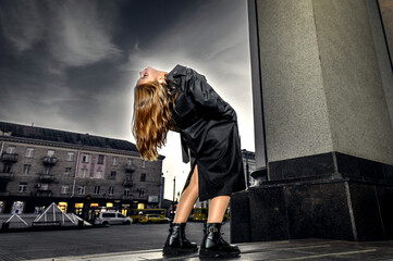 Obraz premium Young woman bend her back in the street
