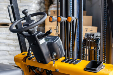 Montacargas en un almacen