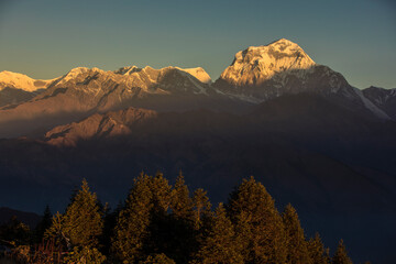 Himalaya berg Dhaulagiri piek tijdens zonsopgang in Nepal.