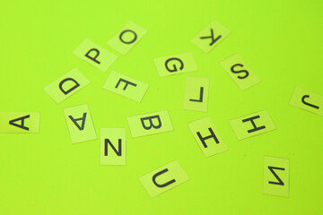 Buchstaben auf grünem Geld 