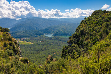 Fototapeta premium Panoramic view from the top of the Collsacabra cliffs of the Sau reservoir dam. Tavertet, Catalonia, Spain