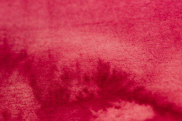 Hintergrund rote Aquarellfarbe mit Salztechnik wirkt wie weiße Kristalle oder Blüten für Karten geeignet mit Platz für Text