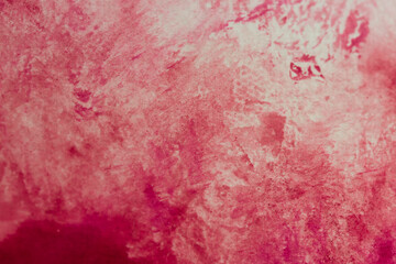 Hintergrund rote Aquarellfarbe mit Salztechnik wirkt wie weiße Kristalle oder Blüten für Karten geeignet mit Platz für Text