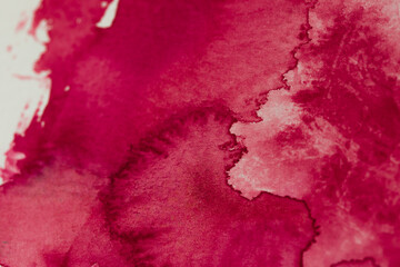 Hintergrund rote Aquarellfarbe mit Salztechnik wirkt wie weiße Kristalle oder Blüten für Karten geeignet mit Platz für Text