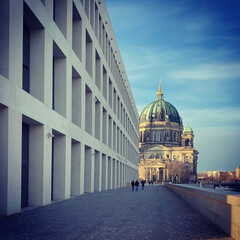 Spreeufer mit Humboldt Forum und dem Berliner Dom © westberliner