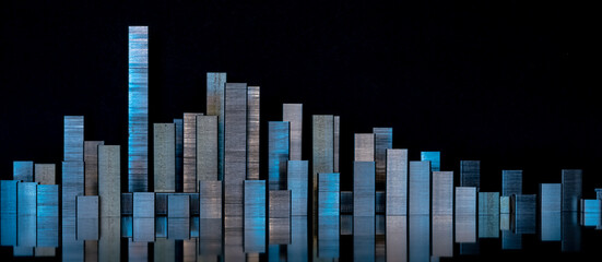 Panorama de bâtiments et paysage urbain sur fond noir en agrafes en métal avec éclairage de nuit et reflets. Projet d'architecture, construction, développement, concept urbain, immobilier, affaires.