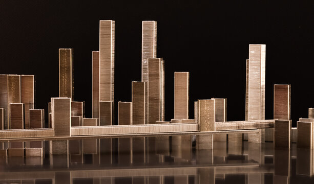 Panorama de b&acirc;timents et paysage urbain sur fond noir en agrafes en m&eacute;tal avec &eacute;clairage de nuit et reflets. Projet d'architecture, construction, d&eacute;veloppement, concept urbain, immobilier, affaires.