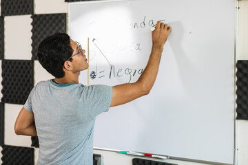 Hombre maestro de música dando clases 