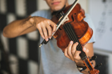 Hombre maestro de música dando clases 
