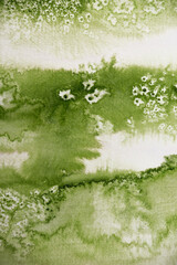 Hintergrund, grünes Aquarell mit Salztechnik wirkt wie eine Wiese oder Pflanze mit  weiße Blüten  oder Sternen