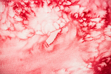 Hintergrund rote Aquarellfarbe mit Salztechnik wirkt wie weiße Kristalle oder Blüten für Karten geeignet mit Platz für Text