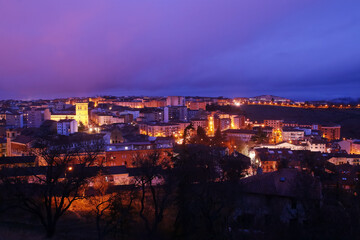 Panorámica de Soria desde el mirador del Sagrado Corazón iluminado en un atardecer lluvioso de otoño. Soria, España, Europa.