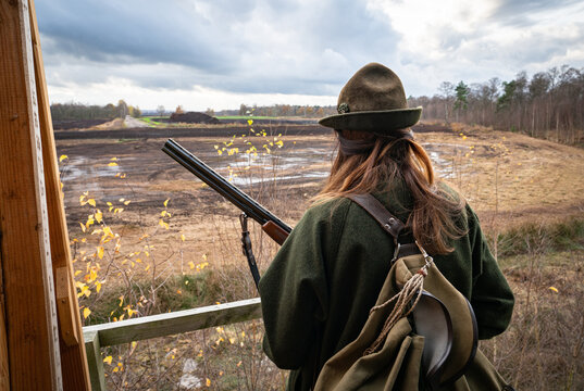 Jagd und Wildhege, junge J&auml;gerin im Jagdrevier - jagdliches Symbolfoto.