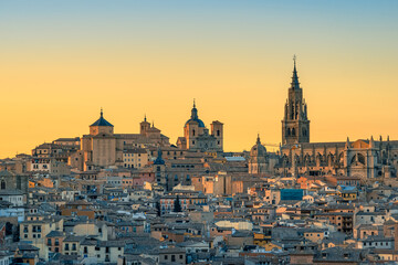 Fototapeta na wymiar Beautiful winter sunset over the old town of Toledo, Spain
