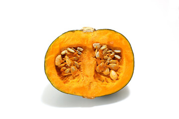 半分にカットしたカボチャ