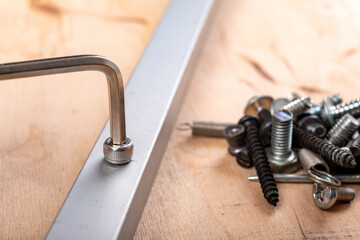 Tighten the small screws with an Allen key. Locksmith works in the workshop.