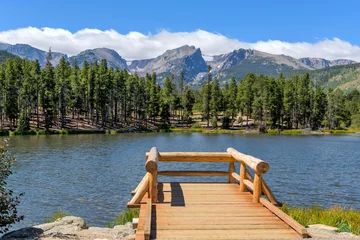 Foto op Canvas Summer Sprague Lake - A panoramic Summer view of Sprague Lake, with high peaks of Continental Divide rising at shore, Rocky Mountain National Park, Colorado, USA. © Sean Xu