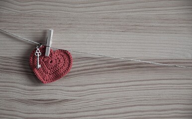 Serduszko i kluczyk na sznurku przypięte drewnianymi spinaczami do bielizny vintage romantic background