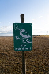 Bitte nicht F&uuml;ttern Schild als Beispiel Bild. F&uuml;r Zeitungsartikel, Internet Seiten oder Social Media Content. Aufgenommen mit verschwommenen Hintergrund. 