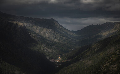 habitações no vale das montanhas com nuvens dramáticas no parque nacional peneda gerês Portugal