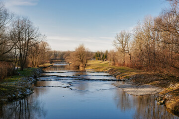 Der Fluss Mangfall bei Bruckmühl in Oberbayern, im Winter bei Niedrigwasser. Stromschnellen aus Felsblöcken und Kiesbank im Flussbett.