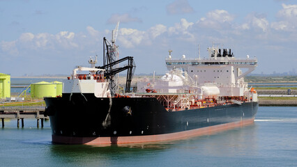 Shuttle tanker Rainbow Spirit at the port of Rotterdam © I am from Mykolayiv