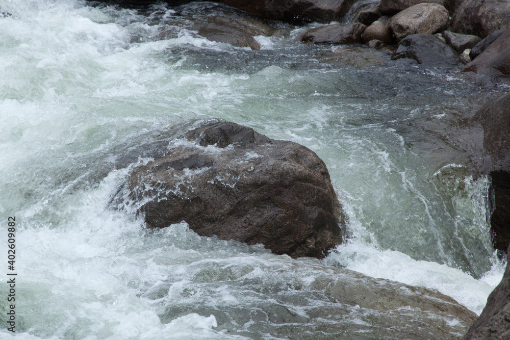 Wall mural cascades over rocks