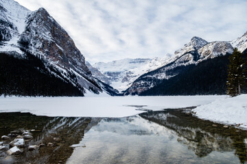 Fototapeta na wymiar Beautiful view of the Lake Louise in wintertime, in Canada