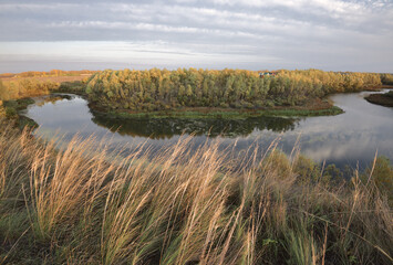 Fototapeta na wymiar Bend of the Tula river in autumn
